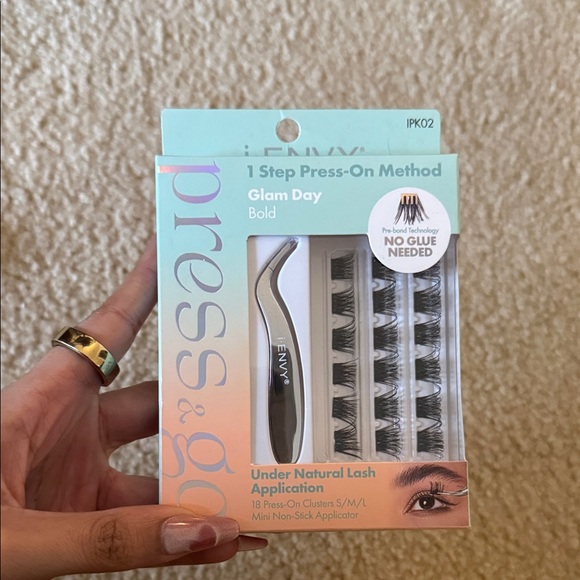 i-ENVY Press-On Lash Set - Picture 2 of 6